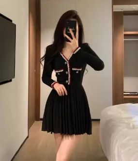 2023 Autumn French Retro Black V-neck Diamond Button Slim Fragrance Style Knitted Dress Slim Pleated Sweater Dress D9194