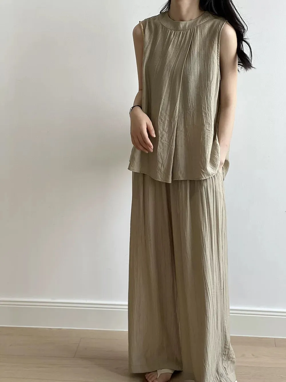 Fashion suit for women in summer with a complete set of high-end loose sleeveless vest pleated shirt wide-leg pants two-piece se