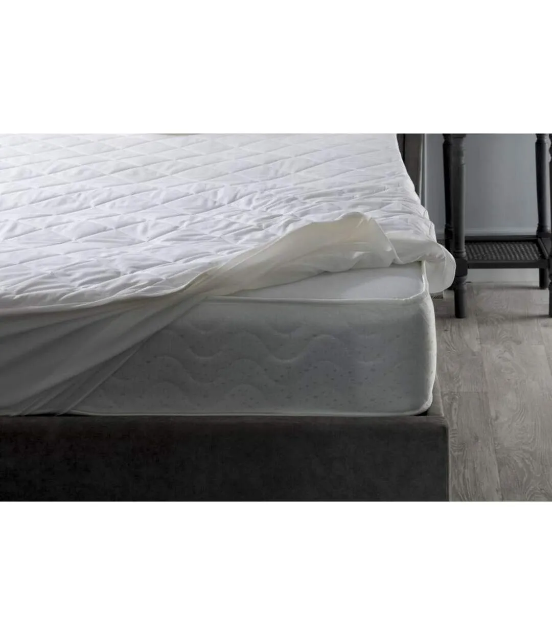 Hotel suite quilted mattress protector king white Belledorm